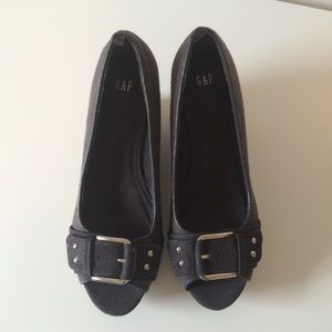GAP gray peep toe wedge