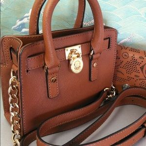 Looks like new. Mini Hamilton. Luggage color