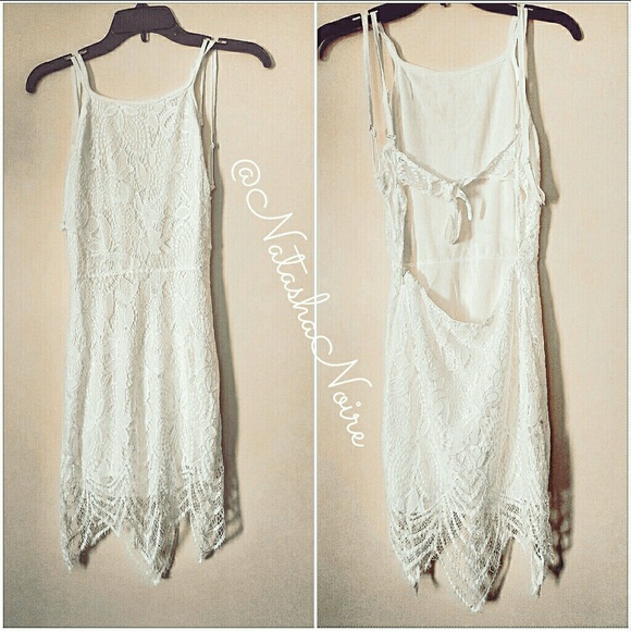 ✖SOLD✖ 🆕 Scalloped White Lace Halter Dress - Picture 2 of 3