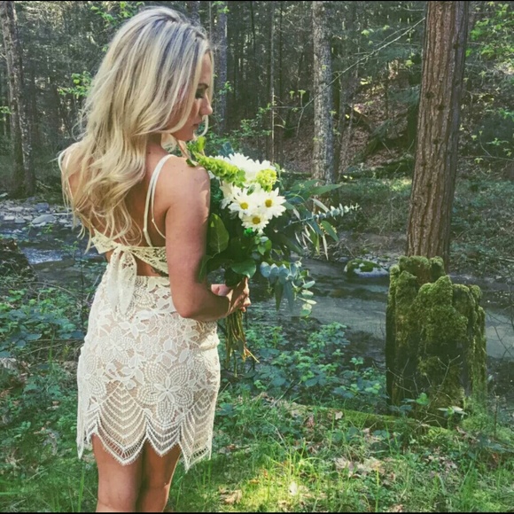 Dresses & Skirts - ✖SOLD✖ 🆕 Scalloped White Lace Halter Dress