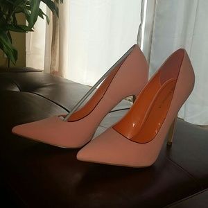 NEW***NEVER WORN***HIGH HEEL PUMP