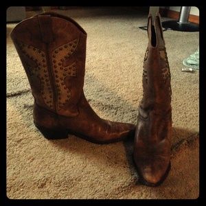 Size 7 women's Matisse cowboy boots.