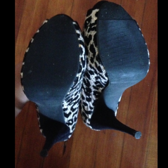 HP 🎉 Black gold leopard cheetah sequin peep toe heels - Picture 4 of 4