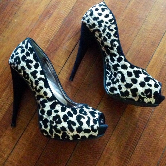 HP 🎉 Black gold leopard cheetah sequin peep toe heels - Picture 2 of 4