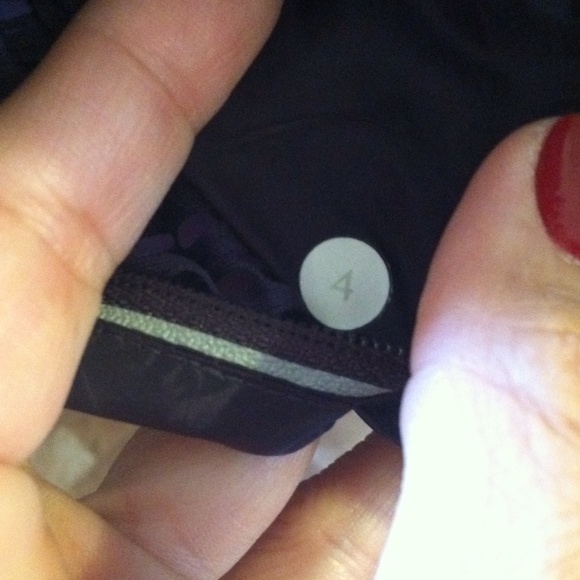 Lululemon running jacket in Concord Grape sz 4 - Picture 4 of 4