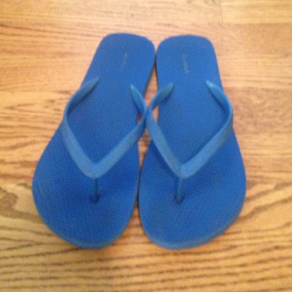 old navy blue flip flops