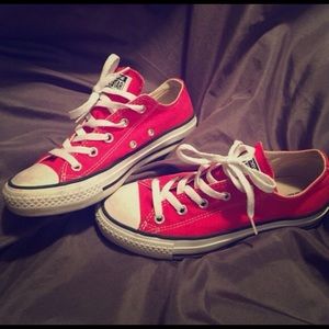 BUNDLED black/red low-top converse