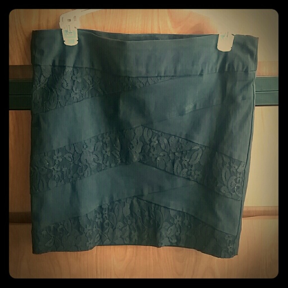 Black skirt - Picture 1 of 2