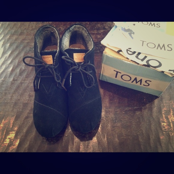NIB Black Suede TOMS Wedges 7.5