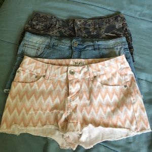 Set of three patterned shorts!
