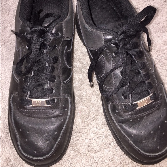 Authentic NIKE AIR FORCE sneakers (Size 7).