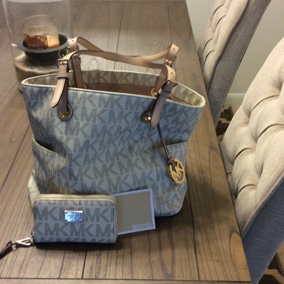 💯 Authentic Michael Kors purse and wallet !!!!