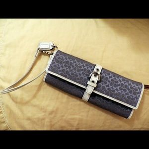 🚫SOLD LOCALLY🚫Baby blue and white COACH wristlet