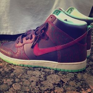 Gently worn Nike hi-tops. 💗