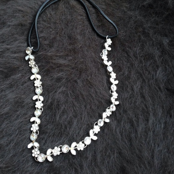 FLORAL WHITE & CLEAR STONES HEADBAND TIARA - Picture 2 of 4