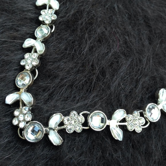 FLORAL WHITE & CLEAR STONES HEADBAND TIARA - Picture 3 of 4