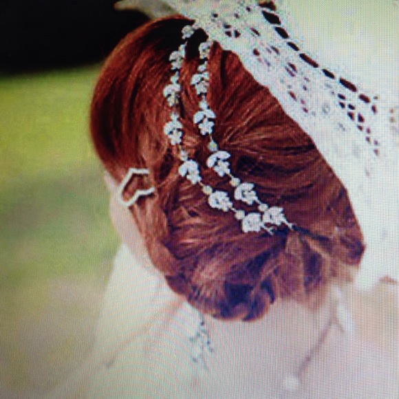 FLORAL WHITE & CLEAR STONES HEADBAND TIARA - Picture 4 of 4