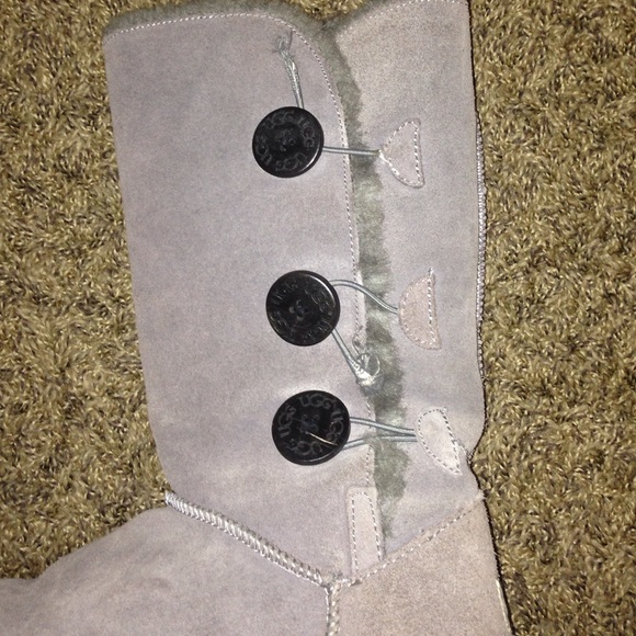 UGGS - Picture 4 of 4