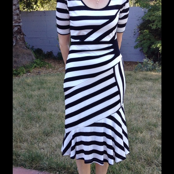 Sophisticated Black and white striped dress - Picture 2 of 3