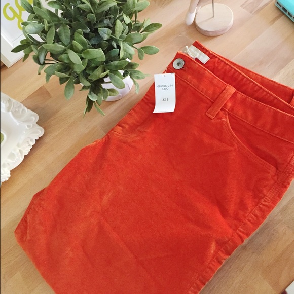 Corduroy skinny pants in short.