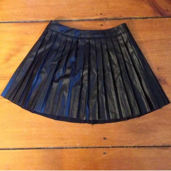 Kendall & Kylie black pleated skirt