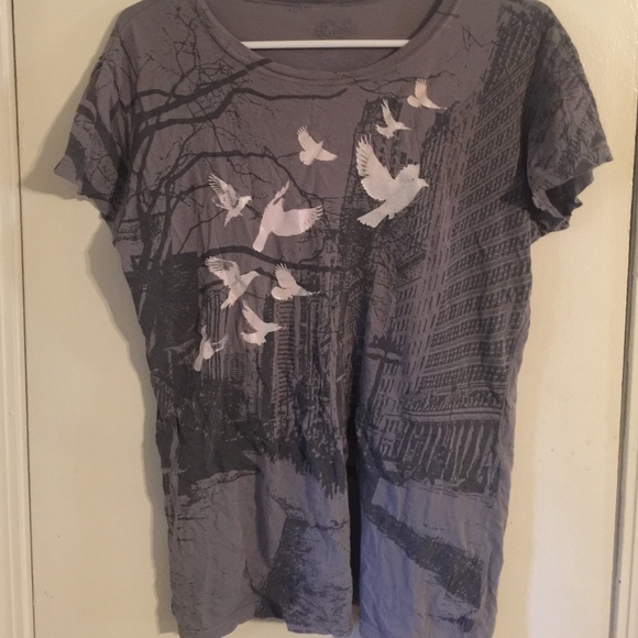 Grey shirt with birds in the city!!!