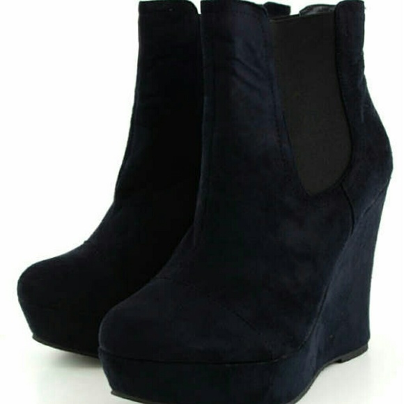 🆕 NWOT Black Suede Wedge Booties