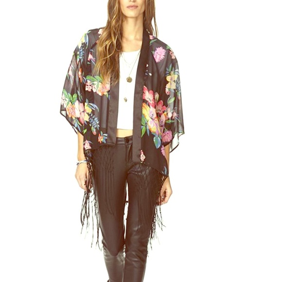 Tops - HP🎉 Floral Chiffon Fringe Kimono