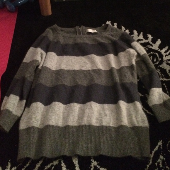 Quarter sleeve sweater