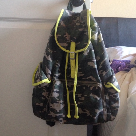 Camo and neon yellow back pack💛