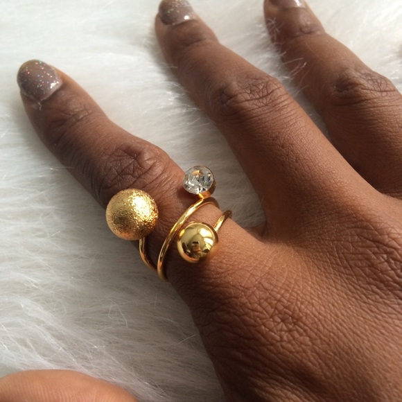 🚫SOLD🚫Gold Tone Statement Ring - Picture 2 of 2