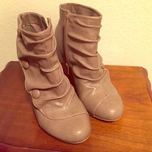 Call is SPRING Shoes Tan size 8M