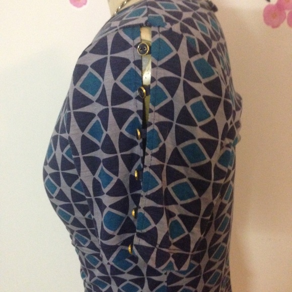 Pretty blue pattern top - Picture 2 of 4