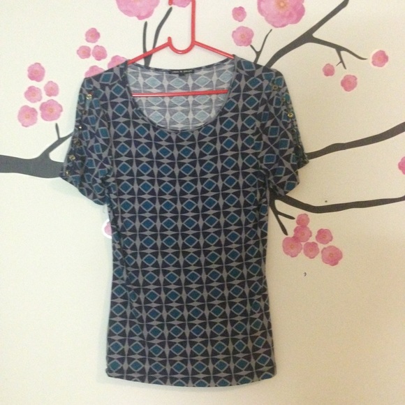 Pretty blue pattern top - Picture 3 of 4