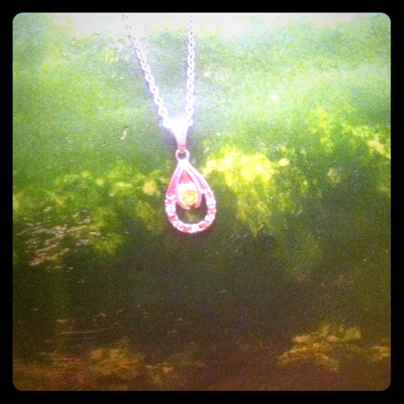 Fashion necklace yellow stone tear drop