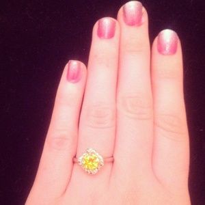 Yellow stone fashion ring