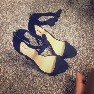 4-inch black heels with bows ☺️☺️❤️