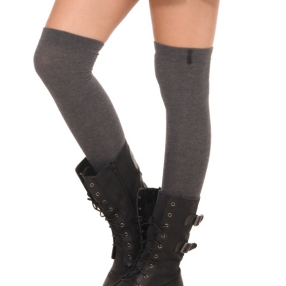 2 PAIRS OF KNEE HIGH SOCKS