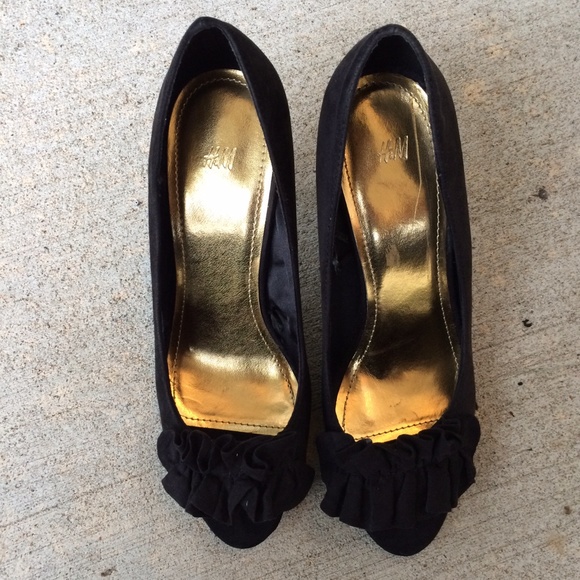 Black Ruffled Pumps - Picture 2 of 3