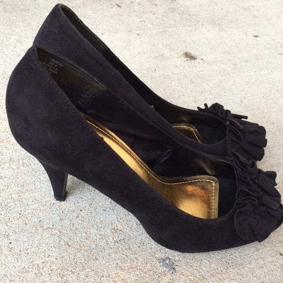 Black Ruffled Pumps - Picture 3 of 3