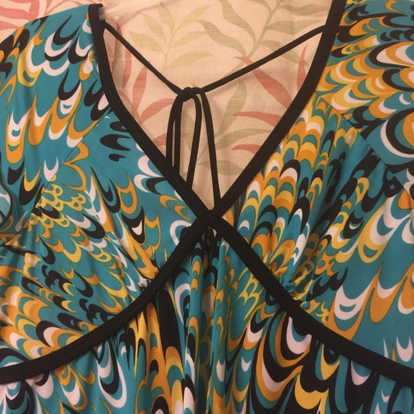 Low-cut swirl blouse - Picture 2 of 3