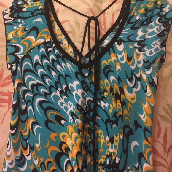 Low-cut swirl blouse - Picture 3 of 3