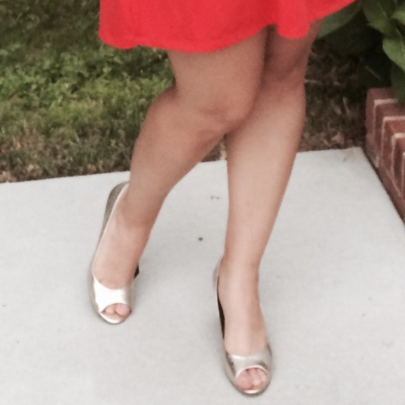 Tahari metallic wedge! Size 7.5