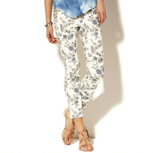 VINCE CAMUTO size:25 Ivory and Blue floral jeans