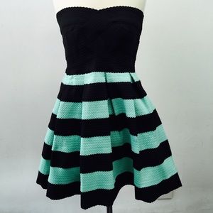 STRIPED BANDAGE STRAPLESS FLARE DRESS BLACK/AQUA