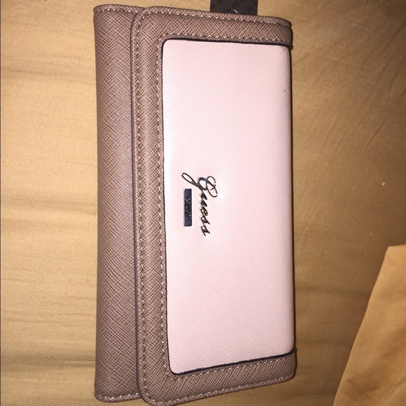 Brand new nude guess wallet!!👍🏻👍🏻