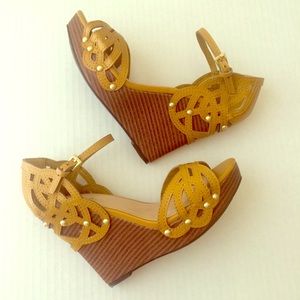 HP x2! 🎉 Yellow Boho Wedges