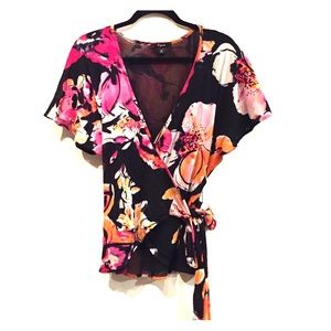 🌺▪️🌸▪️🌷▪️🌼Floral mesh wrap blouse