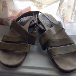 LIFESTRIDE COMFY 8M OLIVE LEATHER SANDAL