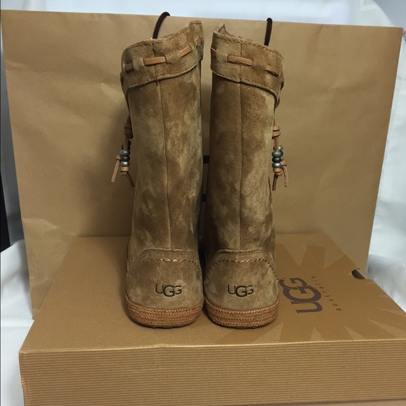 ⛔️SOLD⛔️ UGG Australia Laurin Mocassin Boots NIB - Picture 2 of 4